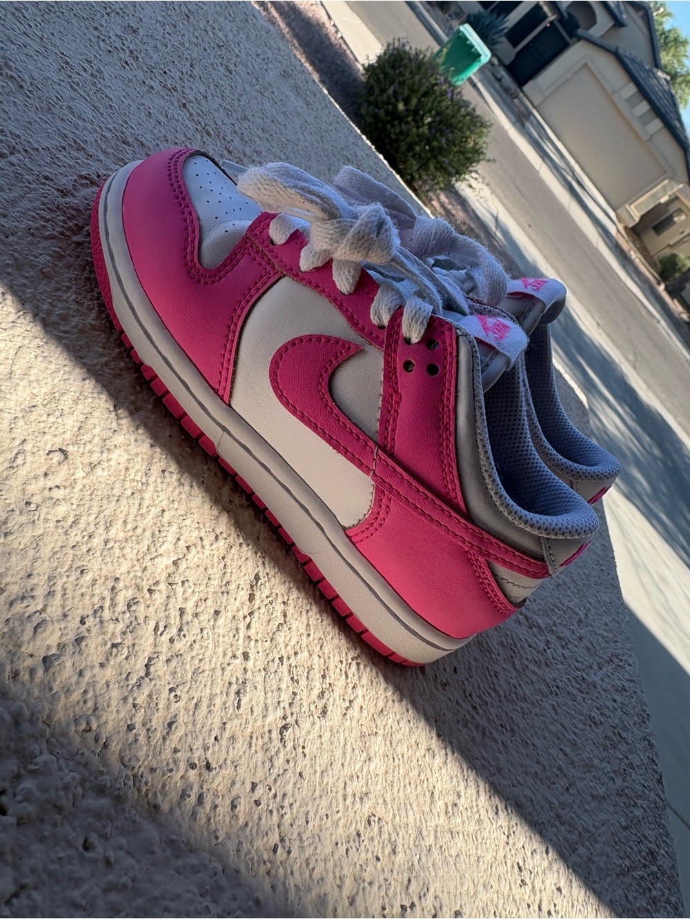 Nike Kids White and Bright Pink Low-Top Sneakers - Picture 2 of 5